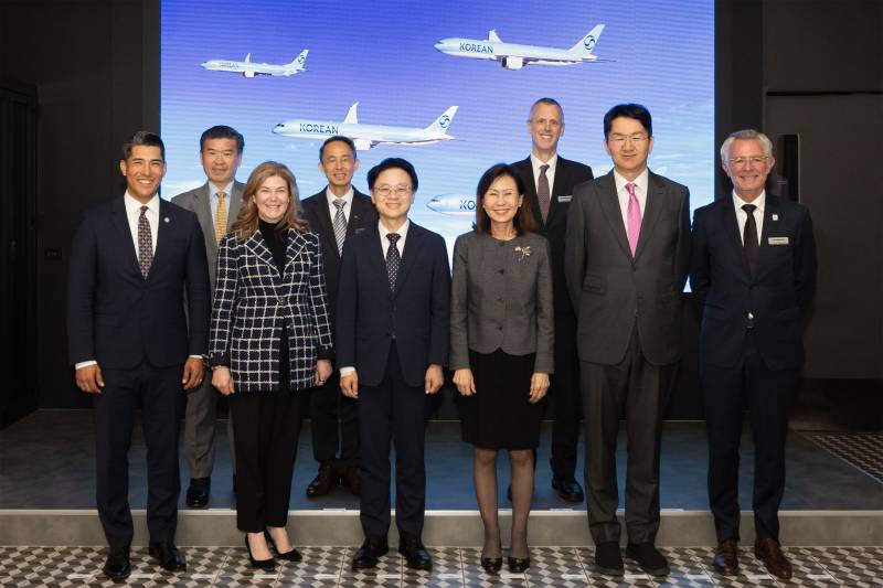 Los líderes de Boeing y Korean Air anuncian hoy que la aerolínea ha formalizado su pedido de 103 aviones de la familia de aviones de fuselaje ancho y de pasillo único de Boeing. En la primera fila, de izquierda a derecha: Hiro Rodríguez, director ejecutivo del DOC Advocacy Center; Stephanie Pope, presidenta y directora ejecutiva de Boeing Commercial Airplanes; Kim Jung-kwan, ministro de Comercio, Industria y Recursos de la República de Corea; Michelle Steel, embajadora de Estados Unidos ante la República de Corea; Walter Cho, presidente y director ejecutivo de Korean Air; y Gaël Méheust, presidente y director ejecutivo de CFM International. En la fila de atrás, de izquierda a derecha: James Kim, presidente y director ejecutivo de AMCHAM Corea; Hwang Ki-yeon, presidente y director ejecutivo del Banco de Exportación e Importación de Corea; y Andrew Gately, ministro consejero para Asuntos Comerciales de la Embajada de Estados Unidos. Imagen: Boeing