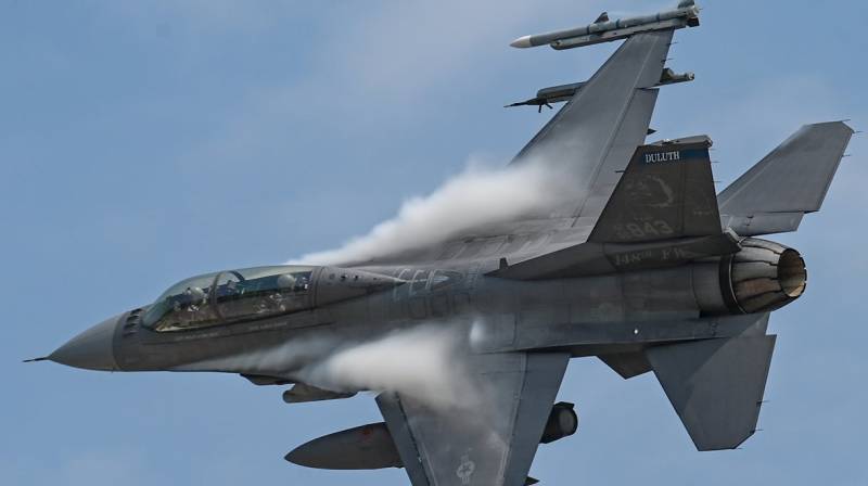Un F-16 Fighting Falcon de la Guardia Nacional de Minnesota surca los cielos sobre Duluth, Minnesota. (Crédito de la foto: Fuerza Aérea de EE. UU.)