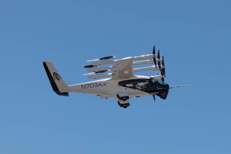La aeronave Midnight de Archer volando en el Salón Aeronáutico Internacional de California 2025, en Salinas ©Archer