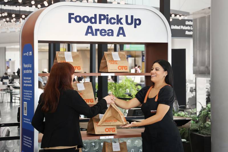 Ahora los clientes pueden pedir comida, bebidas y otros artículos esenciales para el viaje con anticipación a través de la app de United y tener sus artículos listos en la puerta de embarque ©United Airlines