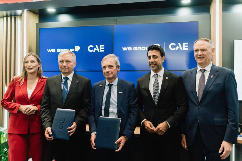 En la foto (de izquierda a derecha): Magdalena Sobkowiak Czarnecka, secretaria de Estado del Ministerio de Defensa Nacional de Polonia; Piotr Wojciechowski, presidente de WB Electronics; Thibaut Trancart, vicepresidente y director general de CAE Defense & Security para la región EMEA; el Honorable Maninder Sidhu, ministro de Comercio Internacional de Canadá; y el Honorable David J. McGuinty, ministro de Defensa Nacional de Canadá. Imagen: CAE