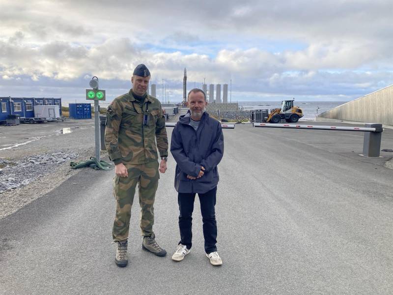 El teniente coronel noruego Jørgen Tovsrud junto al teniente coronel belga Patrick Van Hoeserlande; ambos se desempeñan como líderes en el Componente del Teatro Espacial de la OTAN en la Base Aérea de Ramstein, Alemania, el 3 de septiembre de 2026. Tovsrud se desempeñó como director de operaciones de lanzamiento en el puerto espacial de Andøya, en Noruega, durante el exitoso lanzamiento del vehículo espacial de Isar Aerospace, el 5 de septiembre de 2026. El espacio respalda las comunicaciones, la navegación, el rastreo, la detección y el conocimiento de la situación, al tiempo que ayuda a la OTAN a anticipar amenazas y responder a las crisis con mayor rapidez, eficacia y precisión. Foto cortesía del teniente coronel noruego Jørgen Tovsrud.
