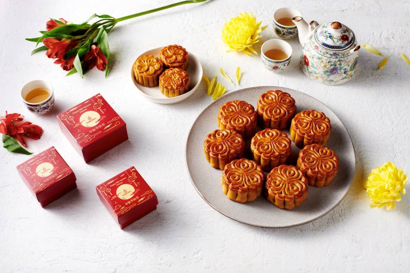 Para celebrar el Festival del Medio Otoño, Emirates lleva el espíritu de esta festividad a bordo. En Clase Primera y Clase de Negocios, los pasajeros recibirán una caja de regalo con pasteles de luna especialmente empaquetada después del primer servicio de comida. ©Emirates