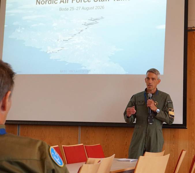 El general de brigada sueco Jörgen Axelsson informó a los participantes nórdicos en el Centro de Operaciones Aéreas Combinadas de Bodø, Noruega, del 25 al 28 de agosto, como parte de las conversaciones de estado mayor sobre la cooperación en materia de defensa entre los países nórdicos. El evento fortaleció las relaciones profesionales entre las comunidades de poder aéreo nórdicas, lo que contribuyó a una mayor cooperación y a un entendimiento mutuo. Foto cortesía de la Fuerza Aérea Real de Noruega.