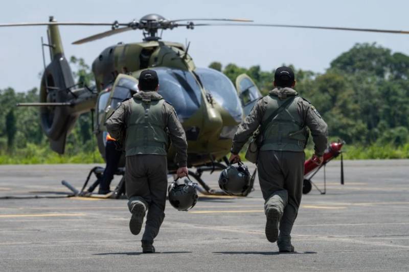 Tripulación de la Fuerza Aérea de Ecuador preparándose para la misión. Imagen: Airbus