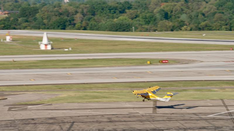 El demostrador tecnológico EL2 Ultra Short de Electra despega desde un helipuerto pionero en su tipo, adaptado para aeronaves Ultra Short, en el Aeropuerto Regional de Roanoke-Blacksburg, como parte de la campaña de pruebas de vuelo «Virginia Smart Airspace», en el marco del Programa Piloto de Integración de eVTOL y AAM (eIPP | AAM Integration Pilot Program) de la FAA. Crédito: Electra
