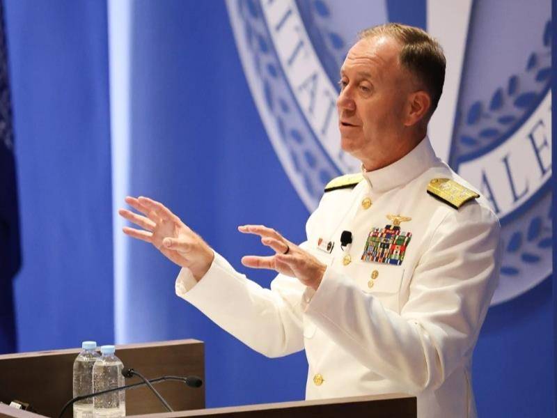 El almirante George M. Wikoff, comandante del Mando Conjunto de las Fuerzas Aliadas de Nápoles, se dirige a los líderes militares y civiles en el Colegio de Defensa de la OTAN el 31 de agosto. ©NATO