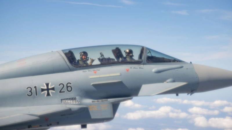 Alexander Gerst (izq.) en el asiento trasero de un Eurofighter del Escuadrón Táctico 73 de la Fuerza Aérea «Steinhoff»: durante un vuelo de observación, Gerst pudo experimentar de primera mano las fuerzas que actúan sobre los pilotos y las pilotas durante un combate aéreo. ©Bundeswehr/Christian Timmig