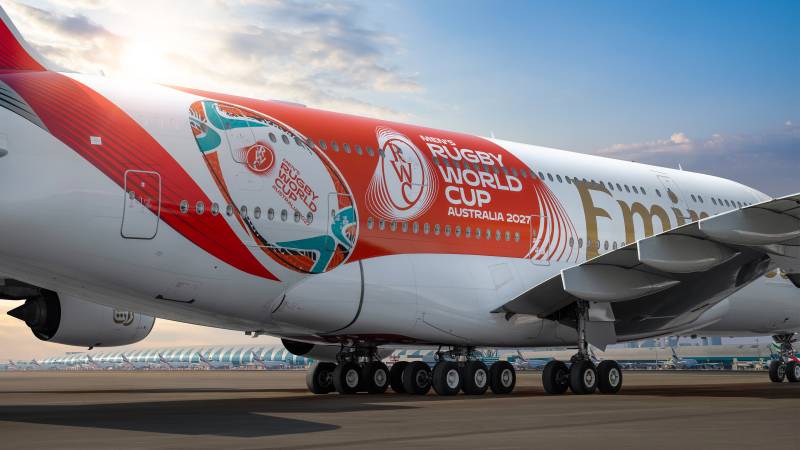 Inspirado en el logotipo oficial de la Copa Mundial de Rugby Masculino 2027, este llamativo diseño en naranja presenta un gran balón de rugby en el centro, que captura la energía y la pasión de este deporte al tiempo que celebra el papel de Australia como país anfitrión. ©Emirates