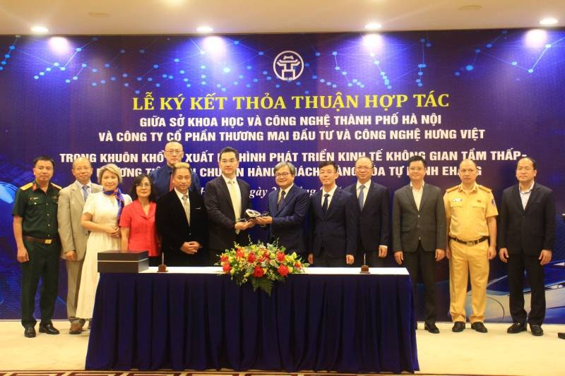 Foto: Truong Viet Dzung, vicepresidente del Comité Popular de Hanói; Cu Ngoc Trang, director del Departamento de Ciencia y Tecnología de Hanói, junto con funcionarios competentes en la materia; Conor Yang, director financiero de EHang; Dang Duc Dung, presidente y director ejecutivo de HungViet, y otros representantes asistieron a la ceremonia de firma. Imagen: EHang