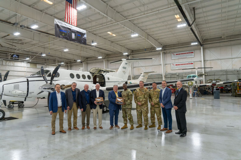 Garmin celebra la entrega del King Air número 1.000 reacondicionado con cabina de vuelo integrada G1000 al Ejército de los Estados Unidos. Imagen: Garmin International, Inc.