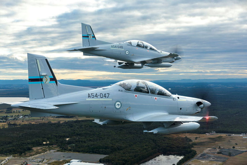 Dos aviones PC-21 de la Fuerza Aérea Real Australiana, pertenecientes al Escuadrón 4, realizan salidas sobre la región de Newcastle como parte del ejercicio «Teak Action 2023». ©Departamento de Defensa de Australia