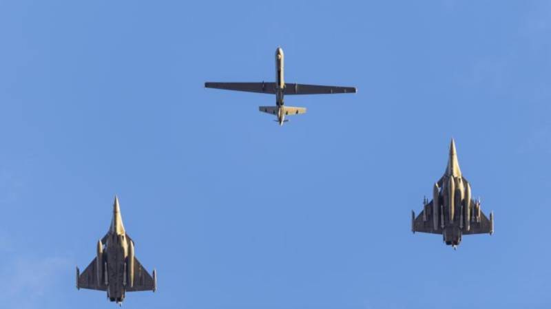 Vuelo de dos aviones Rafale y del dron Reaper (Chammal 2024) - © E. Tseng-King/Armee de l'Air et de l'Espace