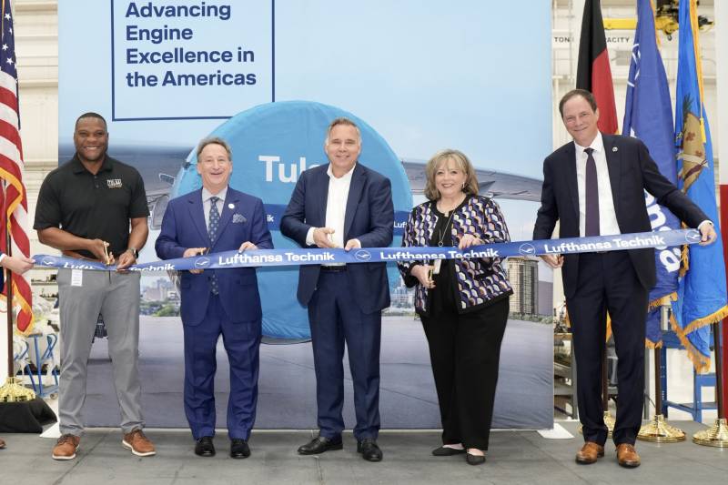 Ceremonia de inauguración en Tulsa (de izquierda a derecha): Monroe Nichols (alcalde de Tulsa), Mike Neal (presidente y director ejecutivo de la Cámara Regional de Tulsa), Harald Gloy (director de operaciones de Lufthansa Technik), Alexis Higgins (directora ejecutiva del Fideicomiso para la Mejora de los Aeropuertos de Tulsa) y Michael Scheferhoff (presidente y director ejecutivo de Lufthansa Technik Engine Services). Copyright Lufthansa Technik