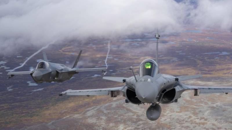 Rafale francés y F-35 Lightning II sobrevolando Alaska. © Armée de l’Air et de l'Espace