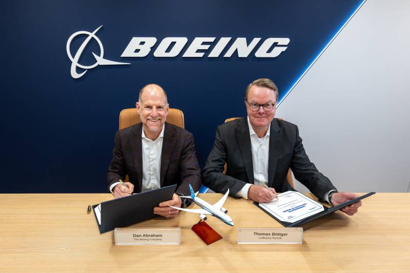 Ceremonia de firma en MRO Europe: Dan Abraham (vicepresidente sénior de Ventas Comerciales y Mercadotecnia de Boeing Global Services) y Thomas Boettger (vicepresidente de Adquisiciones Corporativas de Lufthansa Technik). ©Boeing