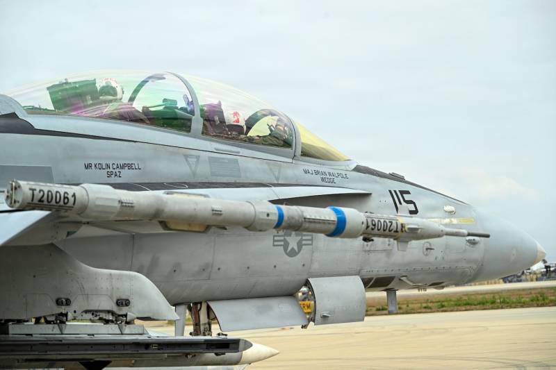 La tripulación se encuentra a bordo de un F/A-18F Super Hornet asignado al Escuadrón de Pruebas y Evaluación Aérea (VX) 31 en la línea de vuelo de la Base Naval de Ventura County, Point Mugu, el 30 de septiembre de 2026. «Gray Flag» es el principal evento de pruebas con grandes fuerzas de la comunidad de pruebas de aviación naval, y ofrece oportunidades únicas para la integración a gran escala de nuevas capacidades entre las distintas fuerzas armadas y plataformas. Colaborar con la Fuerza Conjunta, la industria y los aliados de nuestra nación para garantizar la integración y la interoperabilidad es clave para asegurar que los combatientes cuenten con una ventaja decisiva en el campo de batalla. (Foto de la Marina de los EE. UU. por Katie Archibald)
