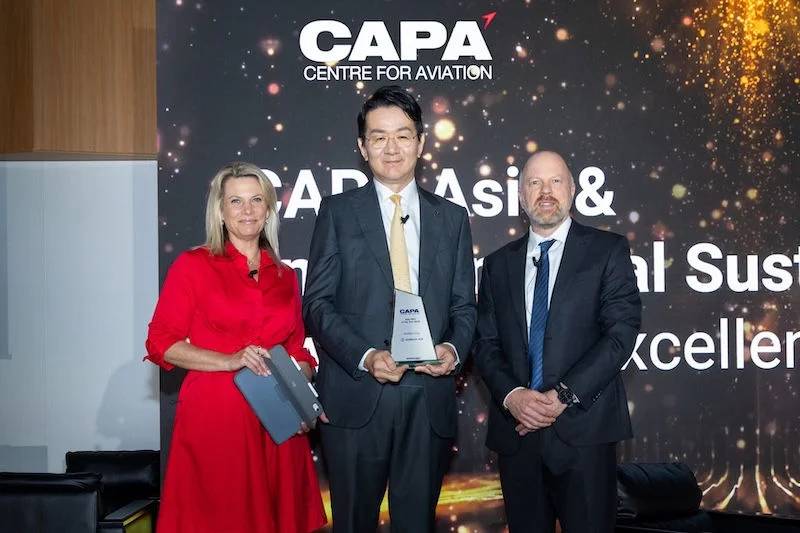 (De izquierda a derecha) Oriel Morrison, cofundador y director de estrategia de APAC Network; Walter Cho, presidente y director ejecutivo de Korean Air y del Grupo Hanjin; y Adrian Schofield, editor sénior de transporte aéreo de Aviation Week Network, posan con el premio «Ejecutivo del Año de las Aerolíneas de Asia 2026» en la Cumbre de Líderes de Aerolíneas de CAPA en Asia, celebrada en Sapporo, Japón. Imagen: Korean Air