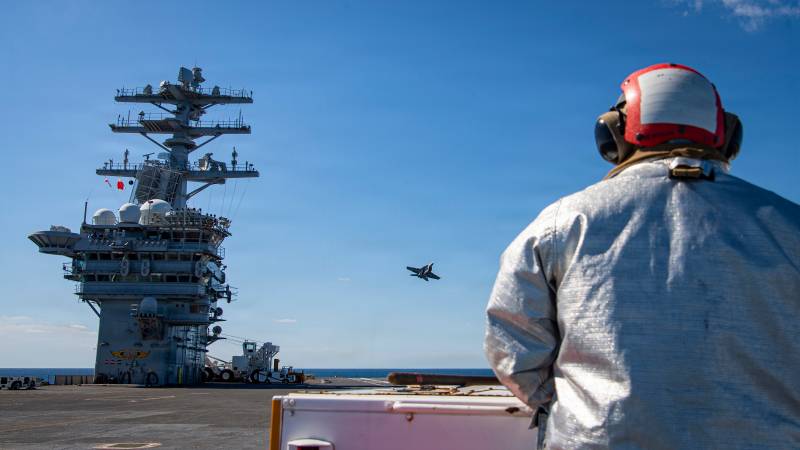 Un F/A-18E Super Hornet, adscrito a los «Salty Dogs» del Escuadrón de Pruebas y Evaluación Aérea (VX) 23, sobrevuela la cubierta de vuelo del portaaviones clase Nimitz USS Nimitz (CVN 68) durante una certificación del Sistema de Aproximación y Aterrizaje de Precisión (PALS) en el Océano Atlántico, el 6 de octubre de 2026. El Nimitz se encuentra navegando en el área de operaciones de la 2.ª Flota de los EE. UU. en apoyo al entrenamiento y la preparación a bordo. (Foto de la Armada de los EE. UU. tomada por el especialista en comunicación de masas de 3.ª clase Matthew C. Wolf)