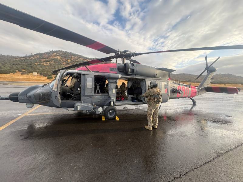 Un helicóptero de rescate HH-60W «Jolly Green II» de la Fuerza Aérea de los Estados Unidos, perteneciente al 129.º Ala de Rescate de la Guardia Nacional Aérea de California, está pintado para la respuesta a incendios forestales y se encuentra en espera para realizar evacuaciones médicas durante una misión de Apoyo de la Defensa a las Autoridades Civiles para el incendio «Dome Fire», el 11 de octubre de 2026, en el Aeropuerto Mariposa-Yosemite, en Mariposa, California. La misión marcó el regreso del ala a las misiones de apoyo contra incendios forestales y fue la primera con su HH-60W tras un año de conversión del helicóptero HH-60G Pave Hawk al HH-60W Jolly Green II. Foto cortesía.