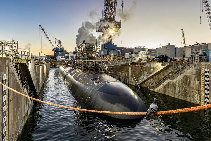 KITTERY, Maine (7 de octubre de 2026) — El submarino de ataque clase Virginia USS Washington (SSN 787) zarpa del Astillero Naval de Portsmouth, lo que marca un hito importante en su período de mantenimiento programado y modernización. La finalización del período de atraque de un submarino es un primer paso fundamental para su regreso a la flota y respalda directamente el enfoque de la Armada en contar con plataformas listas para el combate, lo que aumenta la disponibilidad operativa y contribuye a una disuasión creíble y sostenida. Como líder estadounidense en el mantenimiento, la reparación y la modernización de submarinos de ataque, el Astillero Naval de Portsmouth (PNSY) brinda la ventaja decisiva necesaria para hacer frente a una era de amenazas en constante evolución. Se encuentra a la vanguardia del compromiso de Estados Unidos con la paz a través de la fuerza, al entregar submarinos listos para el combate que son letales, resistentes y están preparados para ganar. (Foto de la Armada de EE. UU. por Branden Bourque)