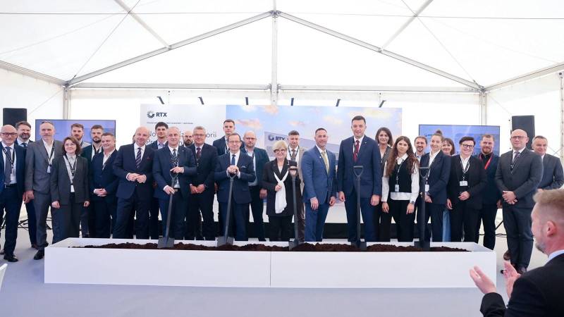 Ceremonia de inicio de obras para la ampliación de las nuevas instalaciones de Pratt & Whitney en Rzeszów, Polonia. En la foto, de izquierda a derecha: el presidente de Rzeszów, Konrad Fijołek; el mariscal de la región de Podkarpacie, Władysław Ortyl; la gobernadora de la región de Podkarpacie, Teresa Kubas-Hul; el vicepresidente y gerente general de Rotor Core Value Stream (RCVS) de Pratt & Whitney Columbus, Jason Kosmas; el gerente general de Pratt & Whitney en Rzeszów, Piotr Owsicki, y todo el equipo de inversión. Imagen: RTX