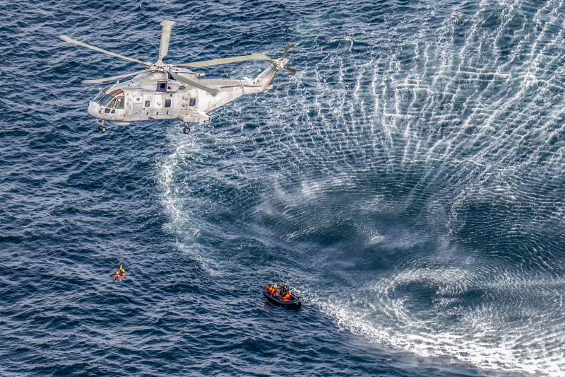 Un miembro de la tripulación del «Swordfish» del 814 es bajado con un cabrestante para rescatar al aviador caído. © Crown copyrigh/Royal Navy