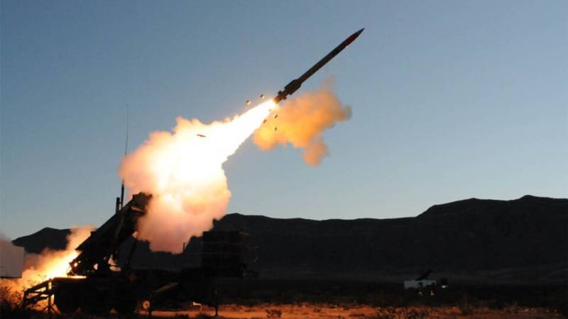 Lanzamiento de prueba de un interceptor PAC-3 con un buscador fabricado por Boeing para interceptar un objetivo. (Foto: Ejército de los EE. UU.)