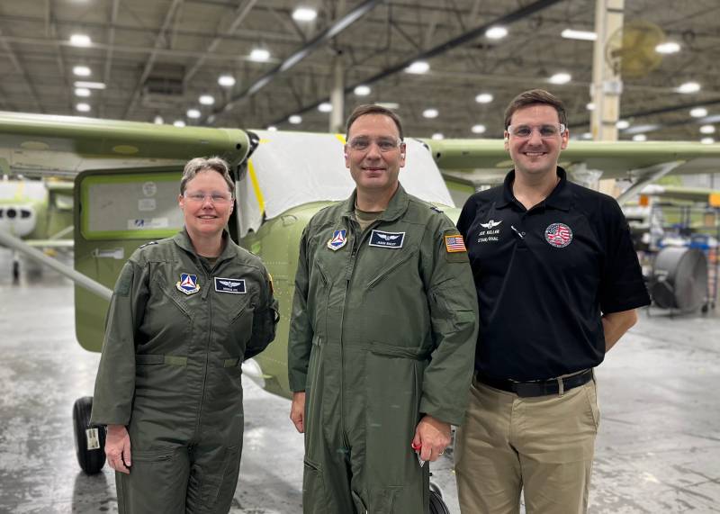 La general de división Regena Aye y el general de brigada R. Jason Bailey, de la Patrulla Aérea Civil, visitan la planta de ensamblaje de motores de pistón Cessna en las instalaciones de Textron Aviation en Independence, Kansas. Imagen: Textron Aviation Inc.