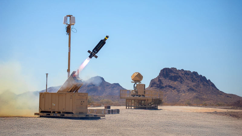 El sistema LIDS —o Sistema Integrado de Neutralización de Aeronaves de Vuelo Bajo, Lento, Pequeño y No Tripulado— incorpora el sensor de radiofrecuencia de banda Ku (KuRFS) de Raytheon y el efector Coyote®. Imagen: RTX