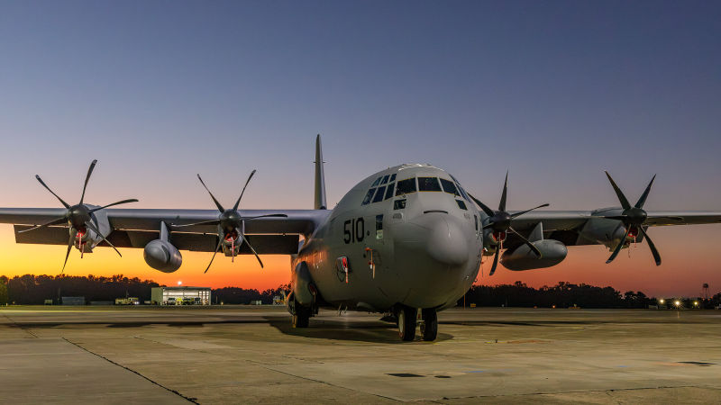 Lockheed Martin entregó un avión C-130J-30 Super Hércules a la Armada de los Estados Unidos en las instalaciones de la empresa en Marietta, Georgia, el 15 de octubre. El Super Hércules está destinado a convertirse en el futuro de la misión «Take Charge and Move Out» (TACAMO). TACAMO es la misión aérea de apoyo al comando y control nuclear de la Armada de los Estados Unidos. Foto de: Damien Guarnieri/Lockheed Martin.