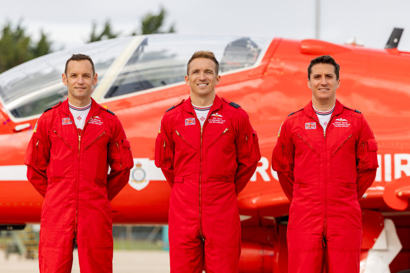 Los tres pilotos del equipo que dejarán el equipo después de la temporada 2026 son (de izquierda a derecha): el líder de escuadrón Chris McCann, el comandante de ala Jon Bond y el teniente de vuelo Dustin Wales. © 2026 Royal Air Force. UK Crown Copyright