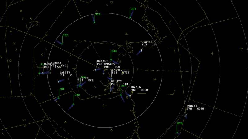 La pantalla de alta fidelidad de Tower MicroELITE ofrece a los controladores una visión clara y en tiempo real de las aeronaves cercanas, lo que ayuda a las torres de control contratadas y no federales a gestionar el creciente tráfico con confianza. Imagen: RTX
