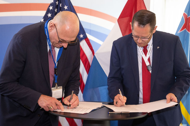 Tineke van der Veen, directora ejecutiva de NLR, y Ron Fehlen, vicepresidente y gerente general de Skunk Works, firman un memorando de entendimiento para seguir colaborando en el desarrollo de nuevas tecnologías de defensa. Imagen: Lockheed Martin