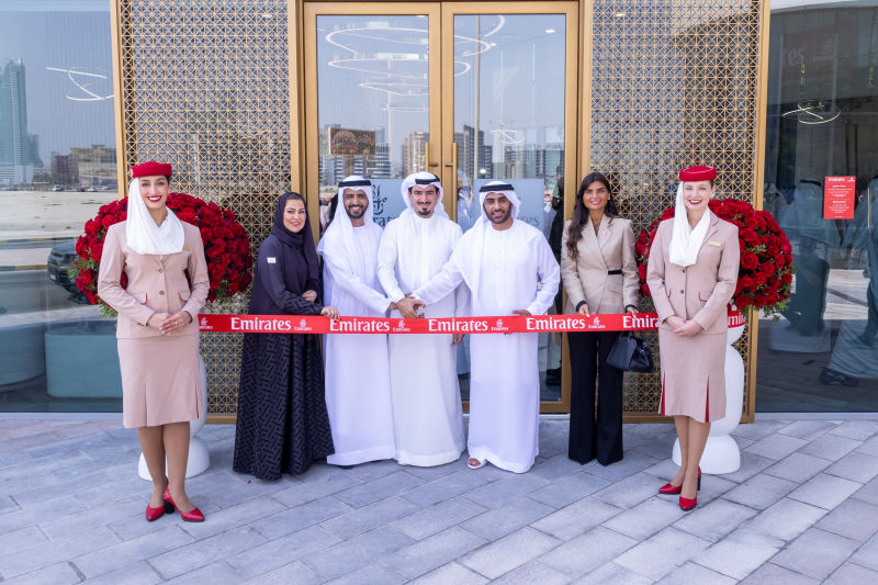 De izquierda a derecha: Reema Al Marzooqi, directora nacional de Emirates en Bahrein; Su Excelencia Fahad Mohammed Salem Kardous Al Ameri, embajador de los Emiratos Árabes Unidos ante el Reino de Bahrein; Su Excelencia el jeque Khalid bin Humood bin Abdullah Al Khalifa, gobernador de la provincia de la Capital; Khalid Bel Jaflah, vicepresidente divisional de Operaciones Comerciales de Emirates para Oriente Medio y el Norte de África, y Sara Ahmed Buhiji, directora ejecutiva de la Autoridad de Turismo y Exposiciones de Bahrein (BTEA) ©Emirates