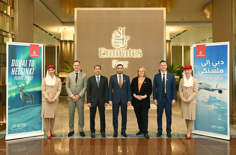 En la foto (de izquierda a derecha): Jeffrey Van Haeften, vicepresidente sénior de Carga Comercial a Nivel Mundial de Emirates SkyCargo; Omar bin Ghaleb, subdirector general de la Autoridad General de Aviación Civil; Adnan Kazim, vicepresidente y director comercial de Emirates; Su Excelencia Tuula Yrjölä, embajadora de Finlandia en los Emiratos Árabes Unidos; y Samuli Pesu, presidente del Consejo Empresarial Finlandés de los Emiratos Árabes Unidos. ©Emirates