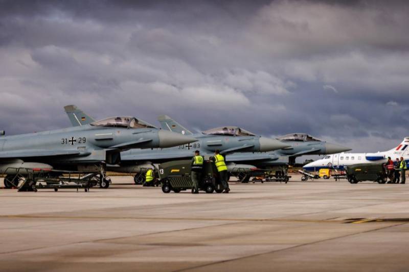 Eurofighters de la Fuerza Aérea Alemana alineados en la pista de estacionamiento durante el ejercicio Cobra Warrior 26-2. Foto cortesía de la Royal Air Force