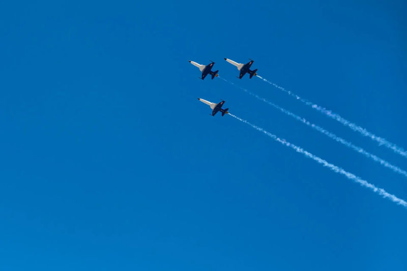 El equipo Freedom 250 F-5 de la NASA, del que forma parte el administrador de la NASA, Jared Isaacman, realiza un sobrevuelo durante el himno nacional en un partido de la NFL entre los Cleveland Browns y los Carolina Panthers en el Huntington Bank Field, el 27 de septiembre de 2026, en Cleveland. Crédito: NASA/Jordan Cochran
