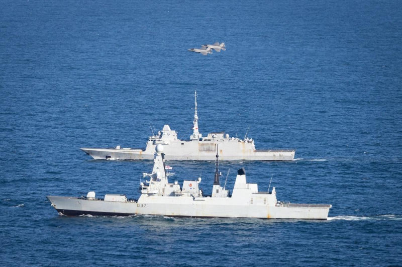 Foto grupal de los buques que llevan a cabo la actividad de vigilancia reforzada «Neptune Strike». Foto: AS1 Phoebe Hambrook