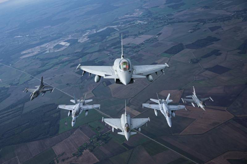 Foto cortesía de la Fuerza Aérea Italiana, la Fuerza Aérea Lituana/Fuerza Aérea de los Estados Unidos.