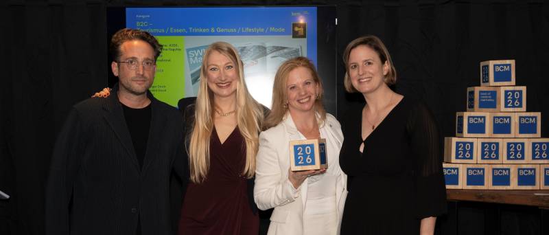 Léa Wertheimer y Tanja Fegble, del departamento de Comunicación Corporativa, se unieron a la agencia creativa Raffinerie en Hamburgo para recibir el premio «Best of Corporate Print 2026» en nombre de SWISS. De izquierda a derecha: Christian Haas, Tanja Fegble, Léa Wertheimer y Daria Lötscher. ©SWISS
